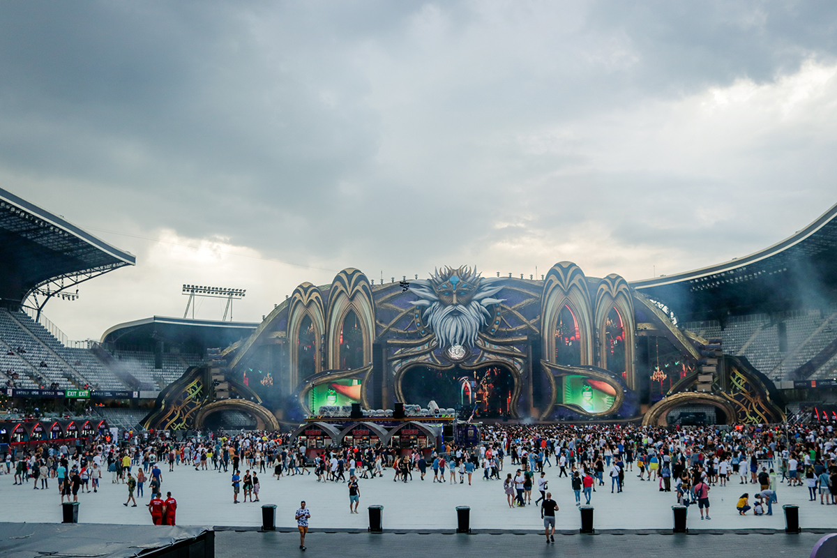 Sokan szeretnék első sorokból látni a kedvenc fellépőjüket, ezért már órákkal a koncertek kezdete előtt várakoznak a nagyszínpadnál. A nagyszínpad díszlete és igazából az egész fesztivál koncepciója sokaknak ismerős lehet, hiszen kísértetiesen hasonlít a világ egyik leghíresebb elektronikus zenei fesztiváljára, a belgiumi Tomorrowland fesztiválra.